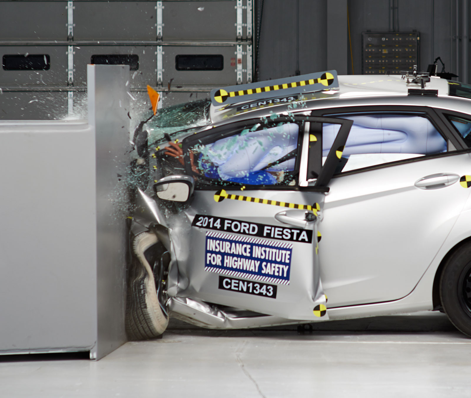 Краш тест форд фокус. IIHS crash Test. Ford crash Test. Форд Фиеста краш тест. Краш тест Ford Fiesta i.