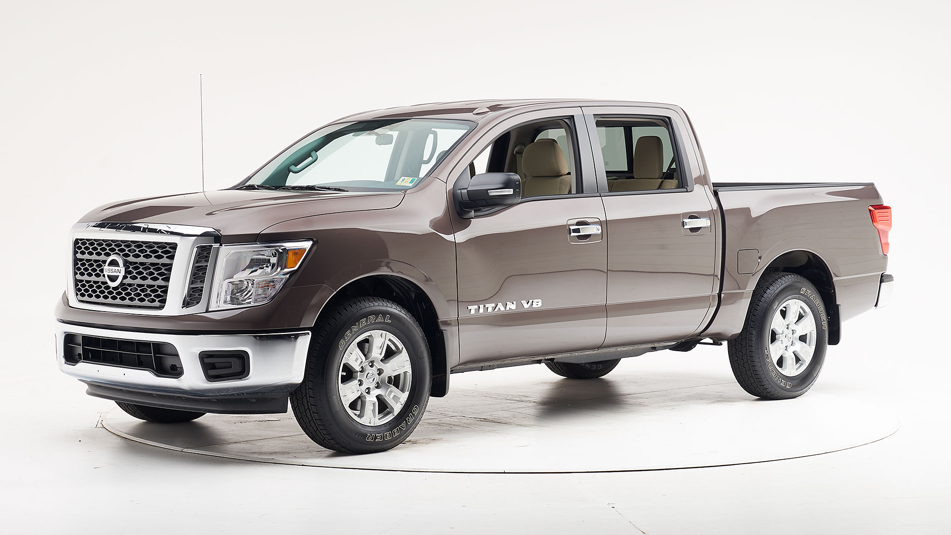 2020 nissan titan iihs